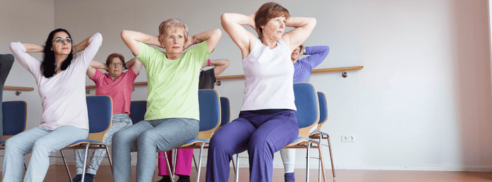 Een groep dames en stoelyoga